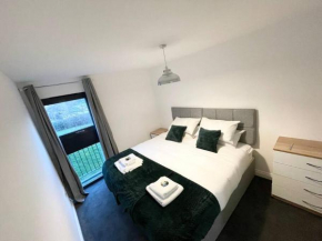 BEST PRICE! Huge 1 bed Apartment, City Centre, Single Beds or Super King, Sofabed & FREE SECURE PARKING